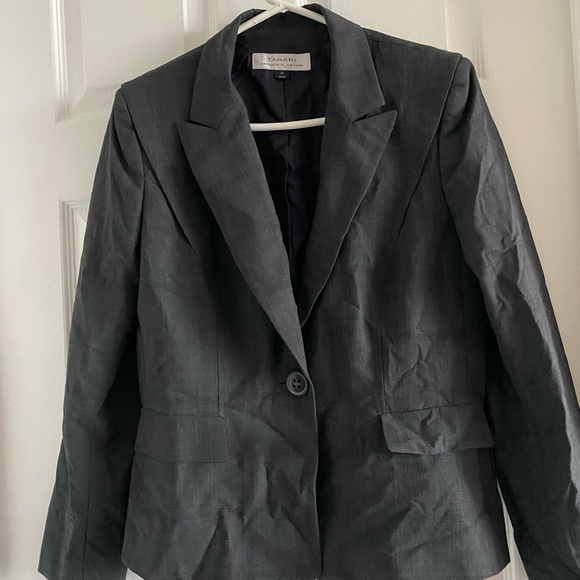 BN Tahari Blazer and Pantsuit Set - Picture 3 of 10